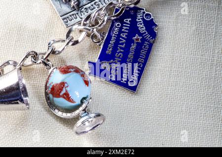 Stillleben eines 1960er Jahre Vintage Charm Armbandes, 2024, USA Stockfoto