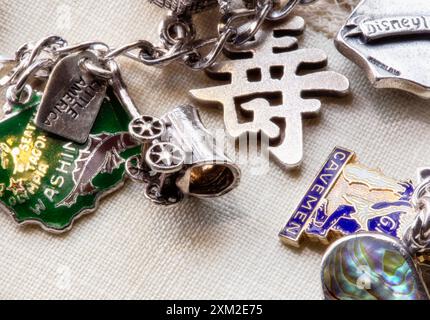 Stillleben eines 1960er Jahre Vintage Charm Armbandes, 2024, USA Stockfoto