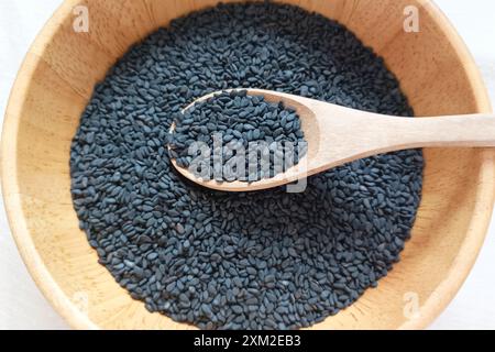 Schwarze Sesamsamen in einer Holzschale Stockfoto