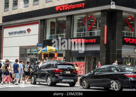 Das CVS Pharmacy befindet sich an der Ecke 34th Street und Fifth Avenue gegenüber dem Empire State Building, New York City, USA 2024 Stockfoto