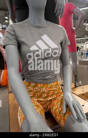 Aktivkleidung für Damen wird in Macy's Flagship-Kaufhaus am Herald Square, New York City, USA 2024 gezeigt Stockfoto