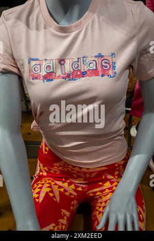 Aktivkleidung für Damen wird in Macy's Flagship-Kaufhaus am Herald Square, New York City, USA 2024 gezeigt Stockfoto