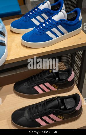 Sportschuhe für Herren werden in Macy's Flagship-Kaufhaus am Herald Square, New York City, USA 2024 ausgestellt Stockfoto
