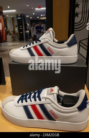 Sportschuhe für Herren werden in Macy's Flagship-Kaufhaus am Herald Square, New York City, USA 2024 ausgestellt Stockfoto