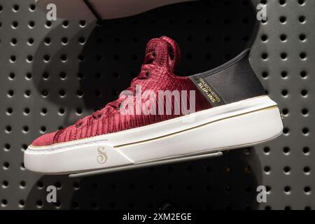 Sportschuhe für Herren werden in Macy's Flagship-Kaufhaus am Herald Square, New York City, USA 2024 ausgestellt Stockfoto