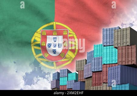 Portugiesische Flagge und großer Stapel Frachtcontainer in Docks mit nahem Himmel Stockfoto