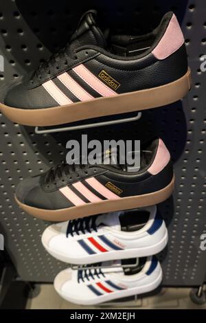 Sportschuhe für Herren werden in Macy's Flagship-Kaufhaus am Herald Square, New York City, USA 2024 ausgestellt Stockfoto