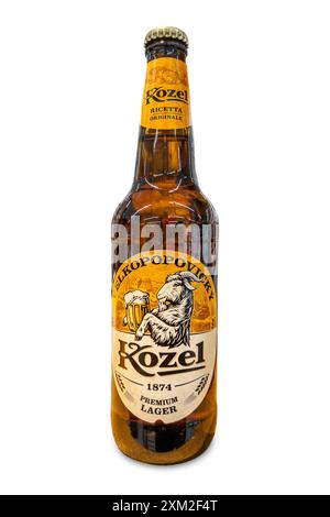 Italien - 25. Juli 2024: Kozel-Bier in Glasflasche isoliert auf weiß mit Beschneidungsweg inklusive. Kozel ist ein faules Bier aus der Tschechischen Republik gebraut n Stockfoto