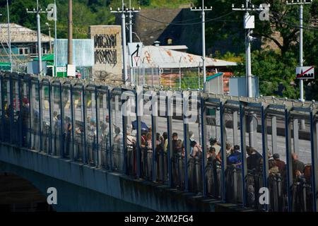 Warschau, Polen. Juli 2024. Die Brücke zwischen Estland und Russland ist am 24. Juli 2024 in Narva (Estland) zu sehen. Die estnischen Behörden haben die Brücke zwischen Russland und Estland für den gesamten eingehenden Verkehr geschlossen. Die Brücke in Narva ist heute einer der letzten Orte, an denen Besucher direkt nach Russland einreisen können, da der Flugverkehr in das Land fast nicht mehr existiert. (Foto: Jaap Arriens/SIPA USA) Credit: SIPA USA/Alamy Live News Stockfoto