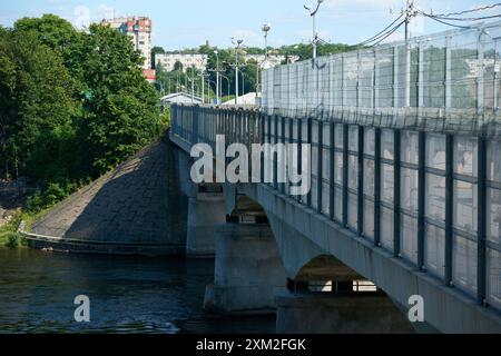 Warschau, Polen. Juli 2024. Die Brücke zwischen Estland und Russland ist am 24. Juli 2024 in Narva (Estland) zu sehen. Die estnischen Behörden haben die Brücke zwischen Russland und Estland für den gesamten eingehenden Verkehr geschlossen. Die Brücke in Narva ist heute einer der letzten Orte, an denen Besucher direkt nach Russland einreisen können, da der Flugverkehr in das Land fast nicht mehr existiert. (Foto: Jaap Arriens/SIPA USA) Credit: SIPA USA/Alamy Live News Stockfoto