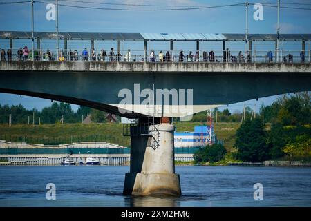 Warschau, Polen. Juli 2024. Die Brücke zwischen Estland und Russland ist am 24. Juli 2024 in Narva (Estland) zu sehen. Die estnischen Behörden haben die Brücke zwischen Russland und Estland für den gesamten eingehenden Verkehr geschlossen. Die Brücke in Narva ist heute einer der letzten Orte, an denen Besucher direkt nach Russland einreisen können, da der Flugverkehr in das Land fast nicht mehr existiert. (Foto: Jaap Arriens/SIPA USA) Credit: SIPA USA/Alamy Live News Stockfoto