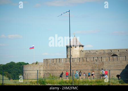 Warschau, Polen. Juli 2024. Russische und Estnische Flaggen werden am 24. Juli 2024 in Narva (Estland) gesehen. Die estnischen Behörden haben die Brücke zwischen Russland und Estland für den gesamten eingehenden Verkehr geschlossen. Die Brücke in Narva ist heute einer der letzten Orte, an denen Besucher direkt nach Russland einreisen können, da der Flugverkehr in das Land fast nicht mehr existiert. (Foto: Jaap Arriens/SIPA USA) Credit: SIPA USA/Alamy Live News Stockfoto