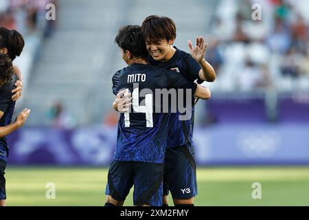 Bordeaux, Frankreich. Juli 2024. Rihito Yamamoto (JPN) Fußball/Fußball : Yamamoto feiert mit seinen Mannschaftsspielern nach seinem Tor Paris 2024 Olympische Spiele Männer Fußball Gruppe D Spiel zwischen Japan 5-0 Paraguay im Stade de Bordeaux in Bordeaux, Frankreich . Quelle: Mutsu Kawamori/AFLO/Alamy Live News Stockfoto