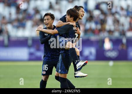 Bordeaux, Frankreich. Juli 2024. Rihito Yamamoto (JPN) Fußball/Fußball : Yamamoto feiert mit seinen Mannschaftsspielern nach seinem Tor Paris 2024 Olympische Spiele Männer Fußball Gruppe D Spiel zwischen Japan 5-0 Paraguay im Stade de Bordeaux in Bordeaux, Frankreich . Quelle: Mutsu Kawamori/AFLO/Alamy Live News Stockfoto