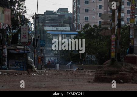 Dhaka, Bangladesch. Juli 2024. Massen von Demonstranten, die während einer nationalen Ausgangssperre in Dhaka im Gebiet von Mohammadpur beobachtet wurden. Die Regierung Bangladeschs verhängte am 20. Juli 2024 eine landesweite Ausgangssperre wegen eskalierender Gewalt und Proteste. Internet, mobile Daten und öffentlicher Verkehr sind gestört. (Credit Image: © Sazzad Hossain/SOPA Images via ZUMA Press Wire) NUR REDAKTIONELLE VERWENDUNG! Nicht für kommerzielle ZWECKE! Stockfoto