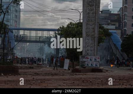 Dhaka, Bangladesch. Juli 2024. Massen von Demonstranten, die während einer nationalen Ausgangssperre in Dhaka im Gebiet von Mohammadpur beobachtet wurden. Die Regierung Bangladeschs verhängte am 20. Juli 2024 eine landesweite Ausgangssperre wegen eskalierender Gewalt und Proteste. Internet, mobile Daten und öffentlicher Verkehr sind gestört. (Credit Image: © Sazzad Hossain/SOPA Images via ZUMA Press Wire) NUR REDAKTIONELLE VERWENDUNG! Nicht für kommerzielle ZWECKE! Stockfoto