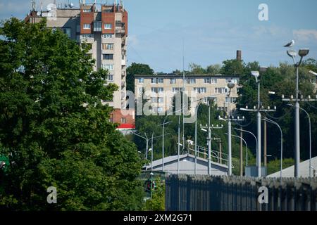 Warschau, Polen. Juli 2024. Die Brücke zwischen Estland und Russland ist am 24. Juli 2024 in Narva (Estland) zu sehen. Die estnischen Behörden haben die Brücke zwischen Russland und Estland für den gesamten eingehenden Verkehr geschlossen. Die Brücke in Narva ist heute einer der letzten Orte, an denen Besucher direkt nach Russland einreisen können, da der Flugverkehr in das Land fast nicht mehr existiert. (Foto: Jaap Arriens/SIPA USA) Credit: SIPA USA/Alamy Live News Stockfoto