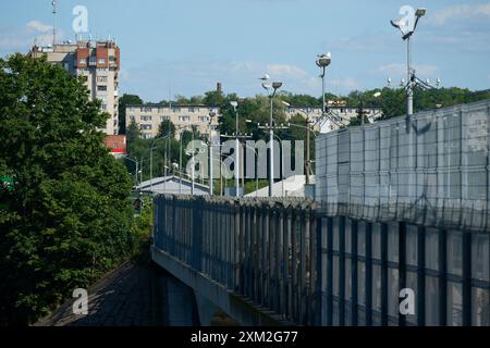 Warschau, Polen. Juli 2024. Die Brücke zwischen Estland und Russland ist am 24. Juli 2024 in Narva (Estland) zu sehen. Die estnischen Behörden haben die Brücke zwischen Russland und Estland für den gesamten eingehenden Verkehr geschlossen. Die Brücke in Narva ist heute einer der letzten Orte, an denen Besucher direkt nach Russland einreisen können, da der Flugverkehr in das Land fast nicht mehr existiert. (Foto: Jaap Arriens/SIPA USA) Credit: SIPA USA/Alamy Live News Stockfoto