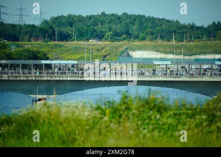 Warschau, Polen. Juli 2024. Die Brücke zwischen Estland und Russland ist am 24. Juli 2024 in Narva (Estland) zu sehen. Die estnischen Behörden haben die Brücke zwischen Russland und Estland für den gesamten eingehenden Verkehr geschlossen. Die Brücke in Narva ist heute einer der letzten Orte, an denen Besucher direkt nach Russland einreisen können, da der Flugverkehr in das Land fast nicht mehr existiert. (Foto: Jaap Arriens/SIPA USA) Credit: SIPA USA/Alamy Live News Stockfoto