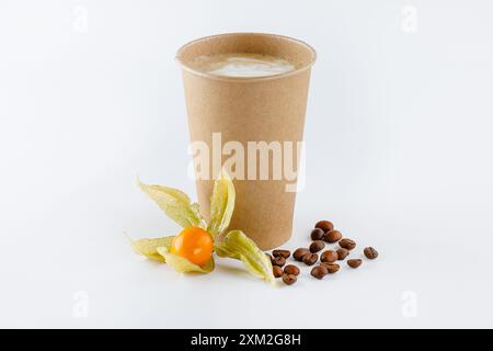 Flaches weiß in Bastelbecher auf weißem Hintergrund, isolieren, für Coffee-Shop-Menü. Stockfoto