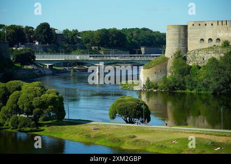 Warschau, Polen. Juli 2024. Die Brücke zwischen Estland und Russland ist am 24. Juli 2024 in Narva (Estland) zu sehen. Die estnischen Behörden haben die Brücke zwischen Russland und Estland für den gesamten eingehenden Verkehr geschlossen. Die Brücke in Narva ist heute einer der letzten Orte, an denen Besucher direkt nach Russland einreisen können, da der Flugverkehr in das Land fast nicht mehr existiert. (Foto: Jaap Arriens/SIPA USA) Credit: SIPA USA/Alamy Live News Stockfoto