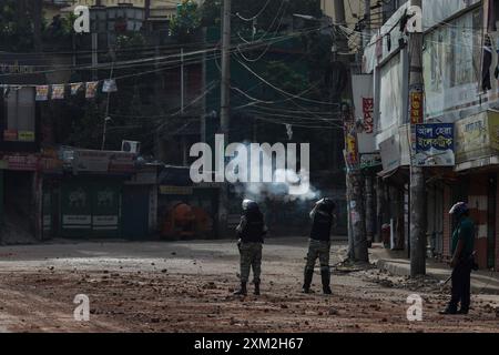 Dhaka, Bangladesch. Juli 2024. Bangladeschs Polizeikräfte feuern Tränengranaten auf das Gebiet von Mohammadpur während einer nationalen Ausgangssperre in Dhaka, Bangladesch. Die Regierung Bangladeschs verhängte am 20. Juli 2024 eine landesweite Ausgangssperre wegen eskalierender Gewalt und Proteste. Internet, mobile Daten und öffentlicher Verkehr sind gestört. (Credit Image: © Sazzad Hossain/SOPA Images via ZUMA Press Wire) NUR REDAKTIONELLE VERWENDUNG! Nicht für kommerzielle ZWECKE! Stockfoto