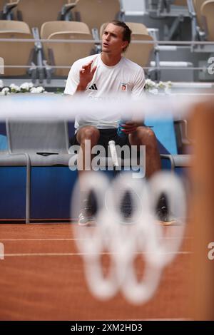 Paris, Frankreich. Juli 2024. Vor den Olympischen Sommerspielen 2024 in Paris trainierte Alexander Zverev im Roland Garros Stadion. Quelle: Jan Woitas/dpa/Alamy Live News Stockfoto