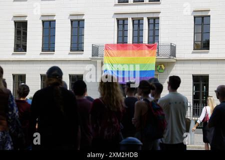 Berlin, Deutschland. Juli 2024. Am Christopher Street Day (CSD), der am kommenden Wochenende stattfindet, wurde eine Regenbogenfahne auf das Commerzbank-Gebäude in der Ebertstraße gesetzt. Quelle: Jörg Carstensen/dpa/Alamy Live News Stockfoto