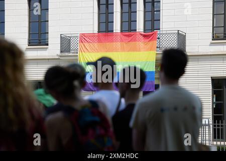 Berlin, Deutschland. Juli 2024. Am Christopher Street Day (CSD), der am kommenden Wochenende stattfindet, wurde eine Regenbogenfahne auf das Commerzbank-Gebäude in der Ebertstraße gesetzt. Quelle: Jörg Carstensen/dpa/Alamy Live News Stockfoto