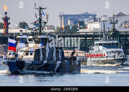 St. Petersburg, Russland. Juli 2024. Russische Marineschiffe nehmen an den Proben der Marineparade in St. Petersburg auf der Newa Teil. Die Hauptmarineparade anlässlich des russischen Marinetages findet am 28. Juli in St. Petersburg statt. Quelle: SOPA Images Limited/Alamy Live News Stockfoto