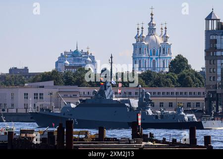 St. Petersburg, Russland. Juli 2024. Das russische Schiff nimmt an den Proben der Marineparade in St. Petersburg auf der Newa Teil. Die Hauptmarineparade anlässlich des russischen Marinetages findet am 28. Juli in St. Petersburg statt. Quelle: SOPA Images Limited/Alamy Live News Stockfoto