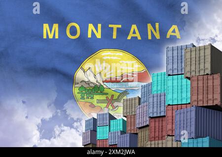 Die US-Bundesflagge Montana und ein großer Stapel von Frachtcontainern in Docks mit Himmelshintergrund aus nächster Nähe Stockfoto
