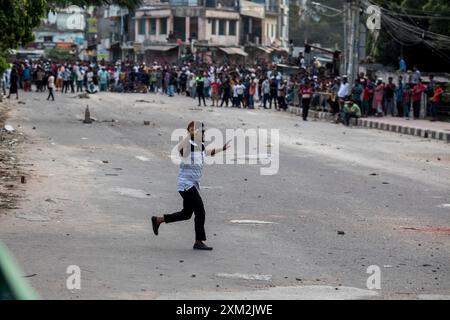 Dhaka, Bangladesch. Juli 2024. Massen von Demonstranten, die während einer nationalen Ausgangssperre in Dhaka im Gebiet von Mohammadpur beobachtet wurden. Die Regierung Bangladeschs verhängte am 20. Juli 2024 eine landesweite Ausgangssperre wegen eskalierender Gewalt und Proteste. Internet, mobile Daten und öffentlicher Verkehr sind gestört. (Credit Image: © Sazzad Hossain/SOPA Images via ZUMA Press Wire) NUR REDAKTIONELLE VERWENDUNG! Nicht für kommerzielle ZWECKE! Stockfoto