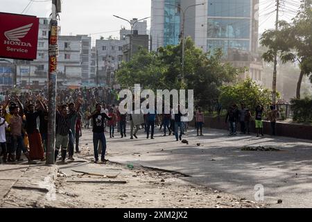 Dhaka, Bangladesch. Juli 2024. Massen von Demonstranten, die während einer nationalen Ausgangssperre in Dhaka im Gebiet von Mohammadpur beobachtet wurden. Die Regierung Bangladeschs verhängte am 20. Juli 2024 eine landesweite Ausgangssperre wegen eskalierender Gewalt und Proteste. Internet, mobile Daten und öffentlicher Verkehr sind gestört. (Credit Image: © Sazzad Hossain/SOPA Images via ZUMA Press Wire) NUR REDAKTIONELLE VERWENDUNG! Nicht für kommerzielle ZWECKE! Stockfoto