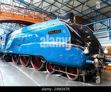 Die berühmte Mallard LNER Class A4 „Pacific“ Dampflokomotive, die in Doncaster im National Railway Museum in York gebaut wurde Stockfoto