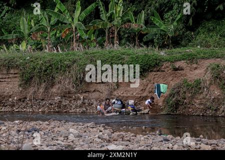 Zwei Frauen waschen sich am 24. Juli im Cikaso River, Sukabumi, West-Java, Indonesien. 2024. (Foto: Andi M Ridwan/INA Photo Agency/SIPA USA Stockfoto
