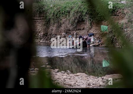 Zwei Frauen waschen sich am 24. Juli im Cikaso River, Sukabumi, West-Java, Indonesien. 2024. (Foto: Andi M Ridwan/INA Photo Agency/SIPA USA Stockfoto