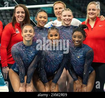 Paris, Frankreich. Juli 2024. Das künstlerische Gymnastikteam der USA Olympics posiert am Donnerstag, den 25. Juli 2024 in der Bercy Arena in Paris für Fotos mit seinen Trainern. L-R: Hezly Rivers, Sunisa Lee, Jordan Chiles, Jade Carey und Simone Biles. Die Olympischen Sommerspiele beginnen mit der Eröffnungszeremonie am 26. Juli, 100 Jahre nach dem letzten Austragungsort der Spiele in Paris. Foto: Pat Benic/UPI Credit: UPI/Alamy Live News Stockfoto