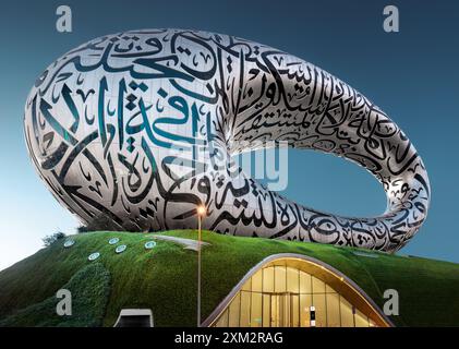 Dubai, Vereinigte Arabische Emirate - Museum der Zukunft in Dubai während der blauen Stunde Sonnenuntergang Stockfoto
