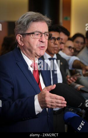 Brüssel, Belgien Juli 2024. Nicolas Landemard/Le Pictorium - Jean-Luc Melenchon Pressekonferenz im Europäischen Parlament - 10/07/2024 - Belgien/Brüssel/Brüssel - der Präsident der LFI Jean-Luc Melenchon hält eine Pressekonferenz im Europäischen Parlament, flankiert von den Abgeordneten Manon Aubry und Marina Mesure. Quelle: LE PICTORIUM/Alamy Live News Stockfoto