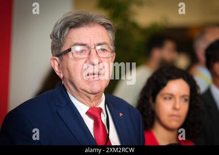 Brüssel, Belgien Juli 2024. Nicolas Landemard/Le Pictorium - Jean-Luc Melenchon Pressekonferenz im Europäischen Parlament - 10/07/2024 - Belgien/Brüssel/Brüssel - der Präsident der LFI Jean-Luc Melenchon hält eine Pressekonferenz im Europäischen Parlament, flankiert von den Abgeordneten Manon Aubry und Marina Mesure. Quelle: LE PICTORIUM/Alamy Live News Stockfoto