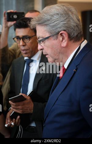 Brüssel, Belgien Juli 2024. Nicolas Landemard/Le Pictorium - Jean-Luc Melenchon Pressekonferenz im Europäischen Parlament - 10/07/2024 - Belgien/Brüssel/Brüssel - der Präsident der LFI Jean-Luc Melenchon hält eine Pressekonferenz im Europäischen Parlament, flankiert von den Abgeordneten Manon Aubry und Marina Mesure. Quelle: LE PICTORIUM/Alamy Live News Stockfoto