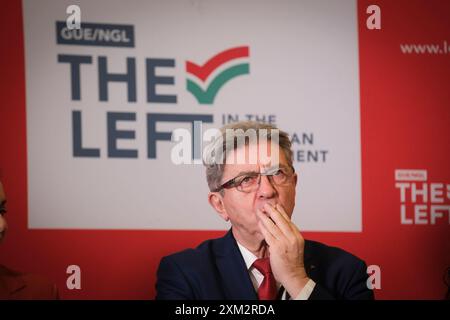 Brüssel, Belgien Juli 2024. Nicolas Landemard/Le Pictorium - Jean-Luc Melenchon Pressekonferenz im Europäischen Parlament - 10/07/2024 - Belgien/Brüssel/Brüssel - der Präsident der LFI Jean-Luc Melenchon hält eine Pressekonferenz im Europäischen Parlament, flankiert von den Abgeordneten Manon Aubry und Marina Mesure. Quelle: LE PICTORIUM/Alamy Live News Stockfoto