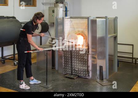 Axelle Mary, Künstlerin Glasbläserin, arbeitet in ihrem Atelier in Wales, Großbritannien Stockfoto