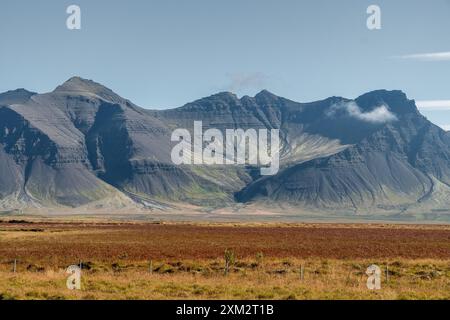 Majestätische Bergkette mit zerklüfteten Gipfeln und Tälern unter einem klaren blauen Himmel. Stockfoto