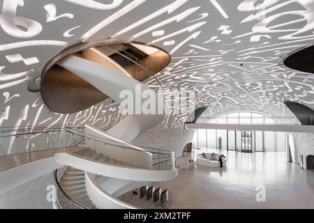 Dubai, VAE: Museum of the Future from the Inside mit seinem einzigartigen architektonischen Design der DNA-Wendeltreppe Stockfoto