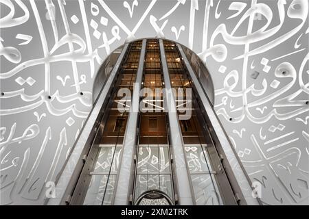 Dubai, VAE: Museum of the Future Aufzüge mit der Decke arabische Kalligraphie Dekorationen Stockfoto