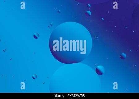 Abstraktes Bild mit verschiedenen großen blauen und lila Blasen auf dunkelblauem Hintergrund für einen ruhigen und ruhigen visuellen Effekt Stockfoto