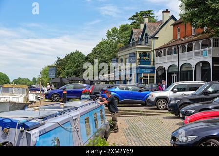 Eine geschäftige Flussszene im Anglers Public House in Walton an der Themse an einem sonnigen Sommertag in Surrey England, Großbritannien Stockfoto