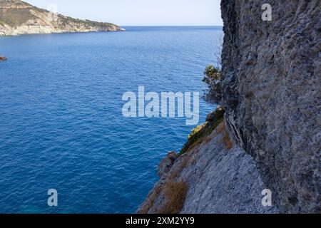 Ruhige Küstenlandschaft mit ruhigen blauen Gewässern und Hügeln. Panoramablick auf eine ruhige Küstenlandschaft mit ruhigem blauem Wasser und fernen Hügeln Stockfoto